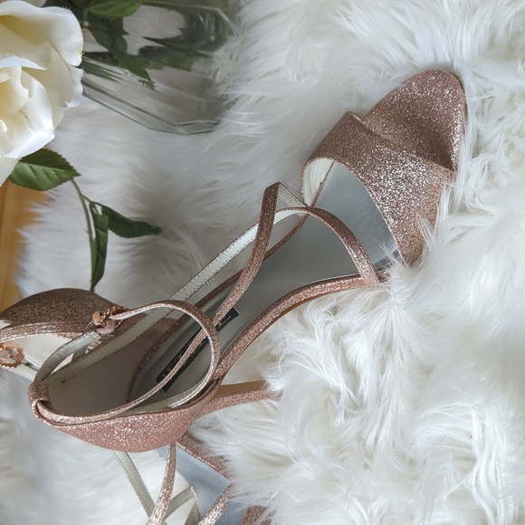 Vera Wang Heels - Picture 6 of 6